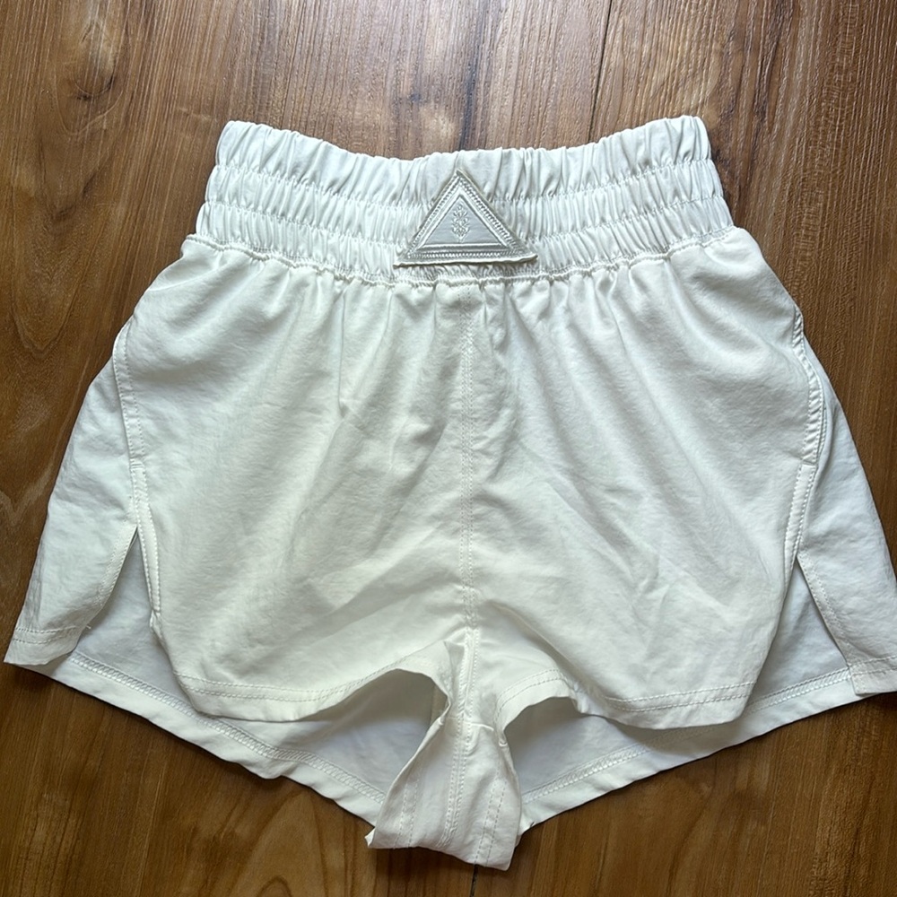 Few People Movement Shorts